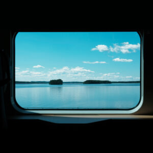 Järvimaisema junan ikkunasta.
